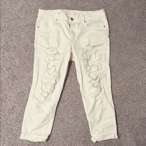 American Eagle Outfitters Cream Distressed Tomgirl Jeans